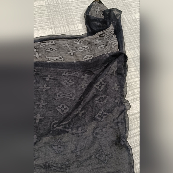 Louis Vuitton - Picture 9 of 10